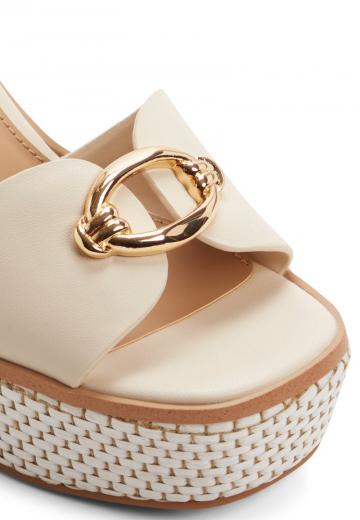 Босоножки на танкетке