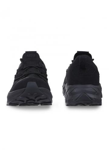 Походные кроссовки