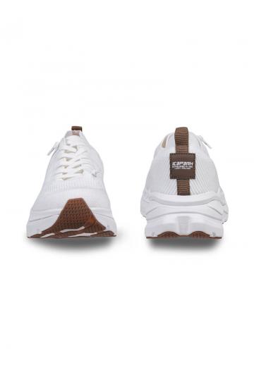 Походные кроссовки