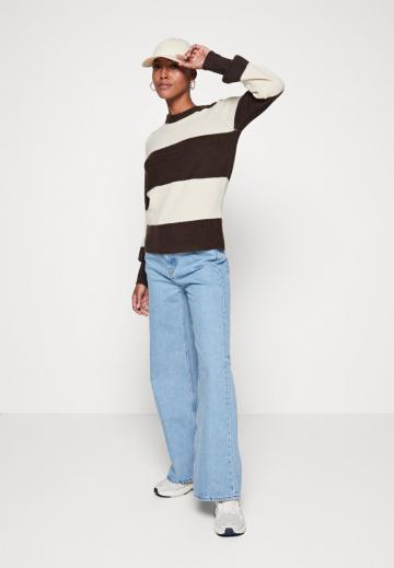 Пуловер в полоску