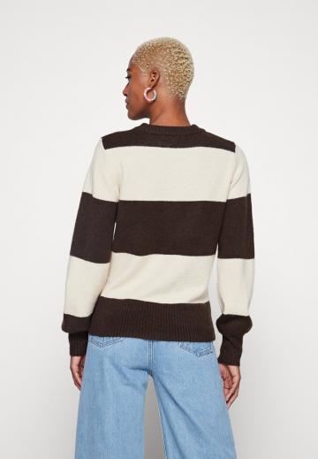 Пуловер в полоску