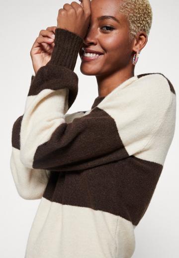 Пуловер в полоску