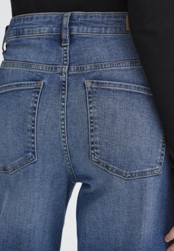 Клешеные джинсы
