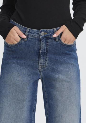 Клешеные джинсы