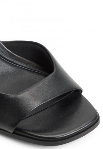 Босоножки на каблуке