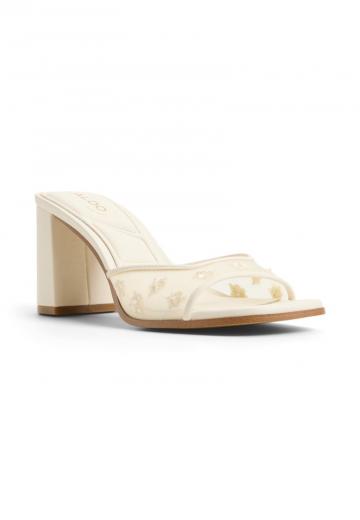 Босоножки на каблуке