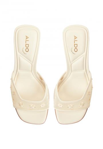 Босоножки на каблуке