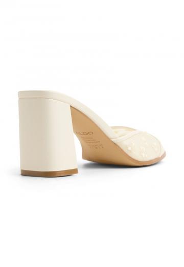 Босоножки на каблуке