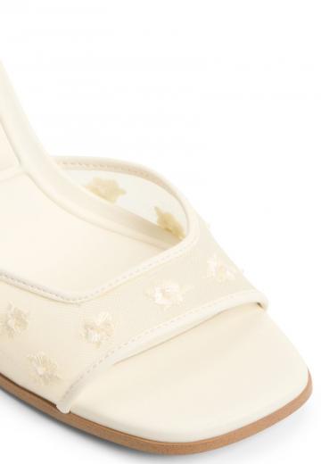 Босоножки на каблуке