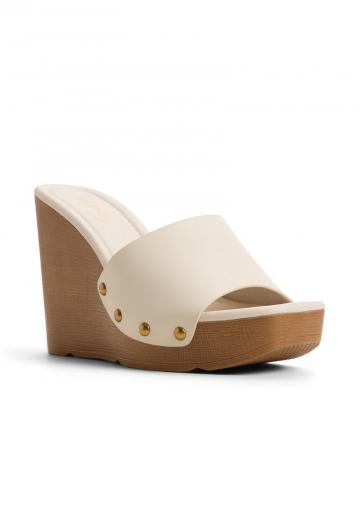 Босоножки на каблуке