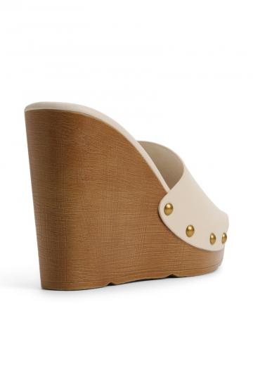 Босоножки на каблуке