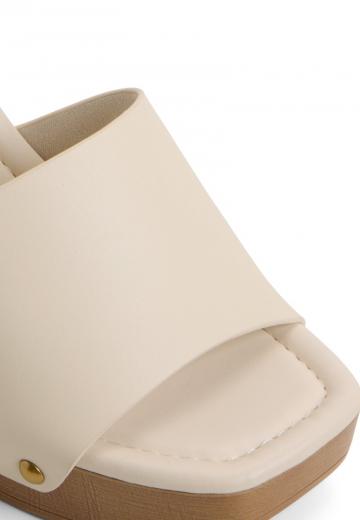 Босоножки на каблуке