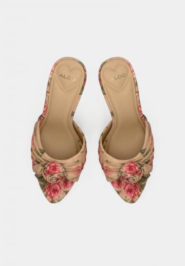 Босоножки на каблуке