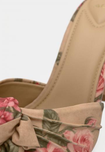 Босоножки на каблуке