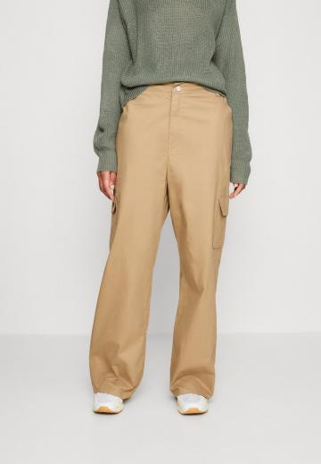 Брюки с накладными карманами