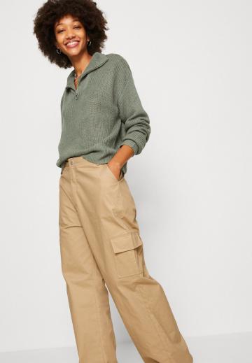 Брюки с накладными карманами