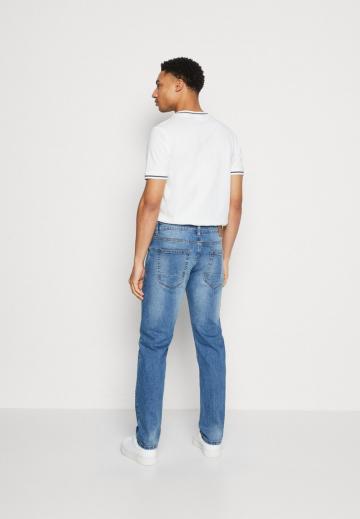 Узкие джинсы