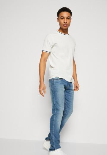 Узкие джинсы