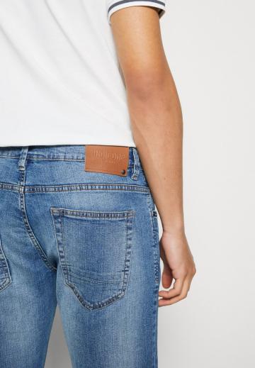 Узкие джинсы