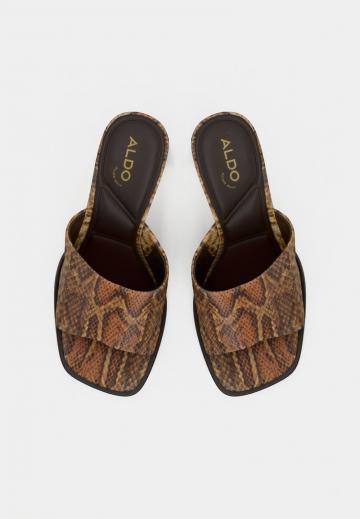 Босоножки на каблуке