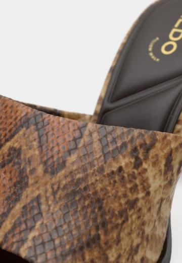 Босоножки на каблуке