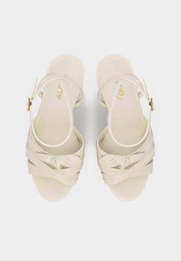 Босоножки на танкетке