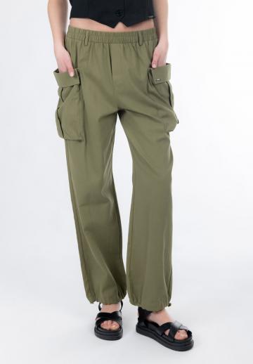 Брюки с накладными карманами