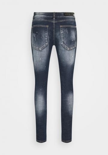 Узкие джинсы