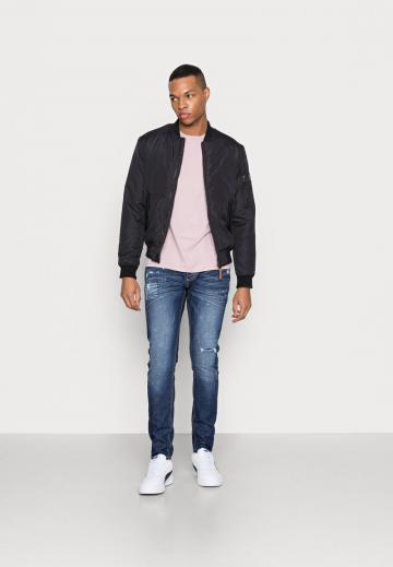 Узкие джинсы