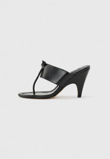 Босоножки на каблуке