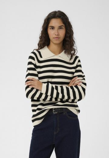 Пуловер в полоску