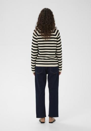 Пуловер в полоску