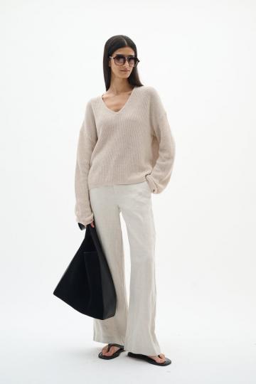 Пуловер с вырезом V