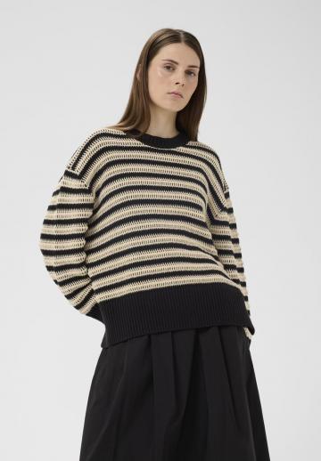 Пуловер в полоску