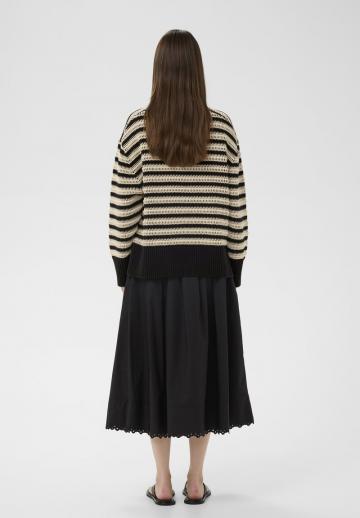 Пуловер в полоску