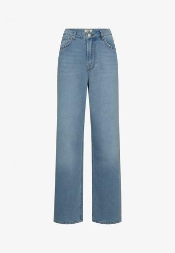 Прямые джинсы