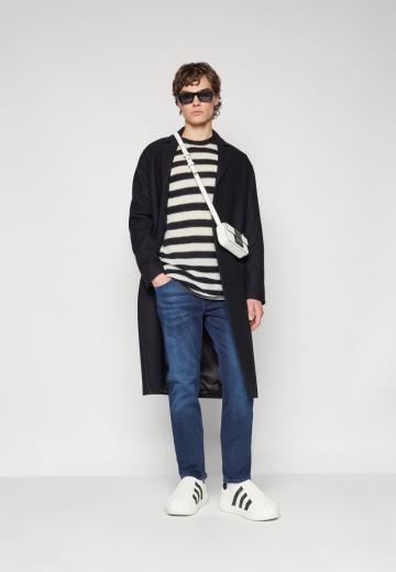 Узкие джинсы