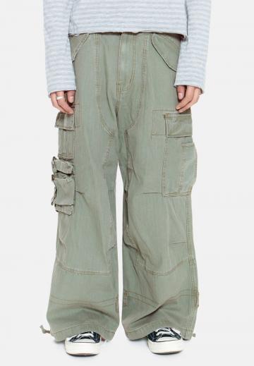 Брюки с накладными карманами