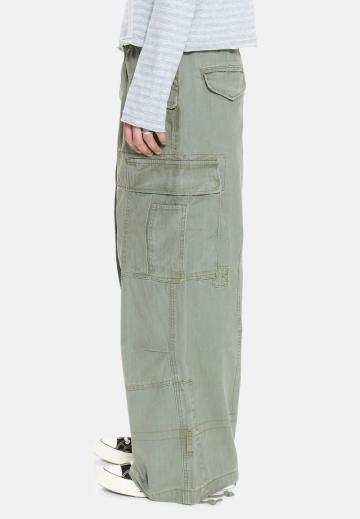 Брюки с накладными карманами