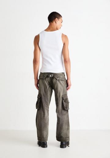 Брюки с накладными карманами