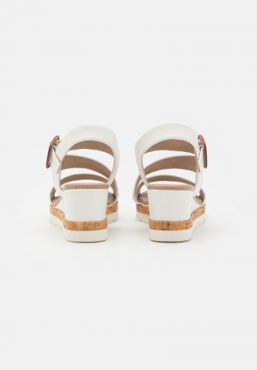 Босоножки на танкетке