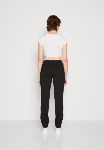 Брюки с накладными карманами