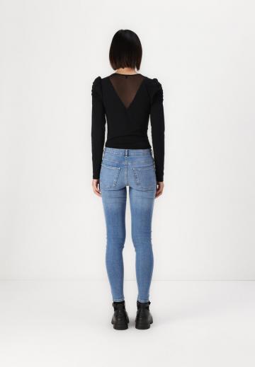 Узкие джинсы