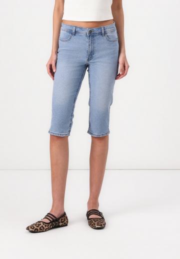 Короткие джинсы