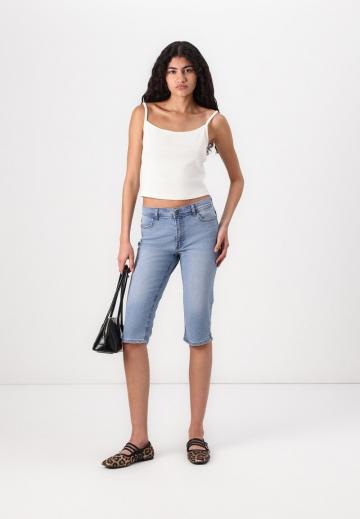 Короткие джинсы