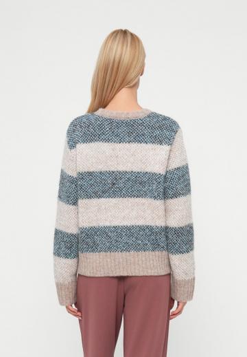 Пуловер в полоску