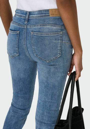 Узкие джинсы