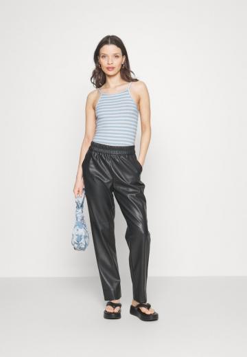 Топ на бретельках