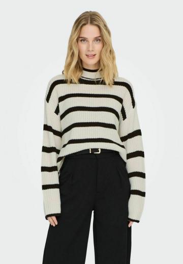 Пуловер в полоску