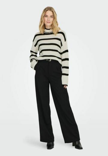 Пуловер в полоску